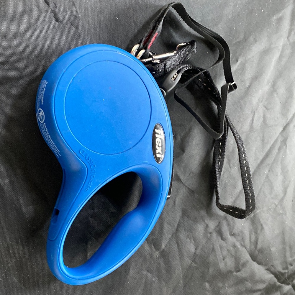 Retractable dog leash
